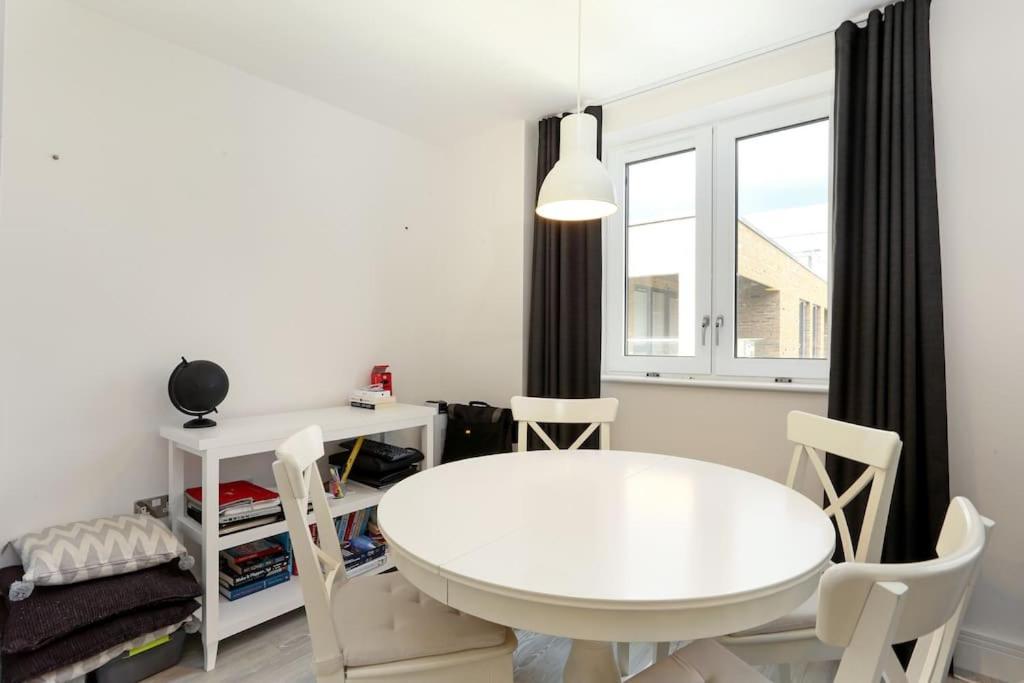 Idyllic Thames Riverside Apartment With Free Parking Isleworth Bagian luar foto