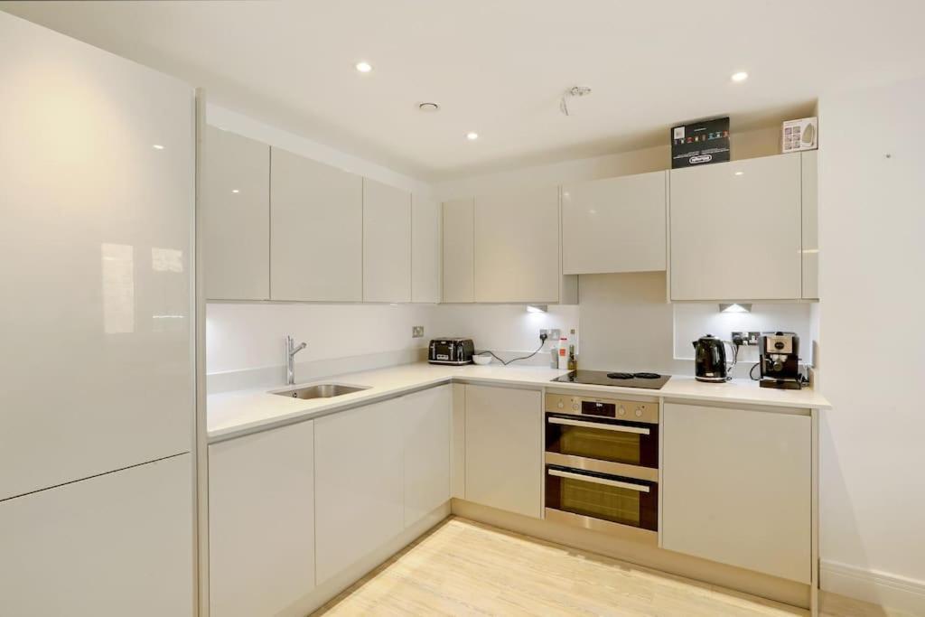 Idyllic Thames Riverside Apartment With Free Parking Isleworth Bagian luar foto